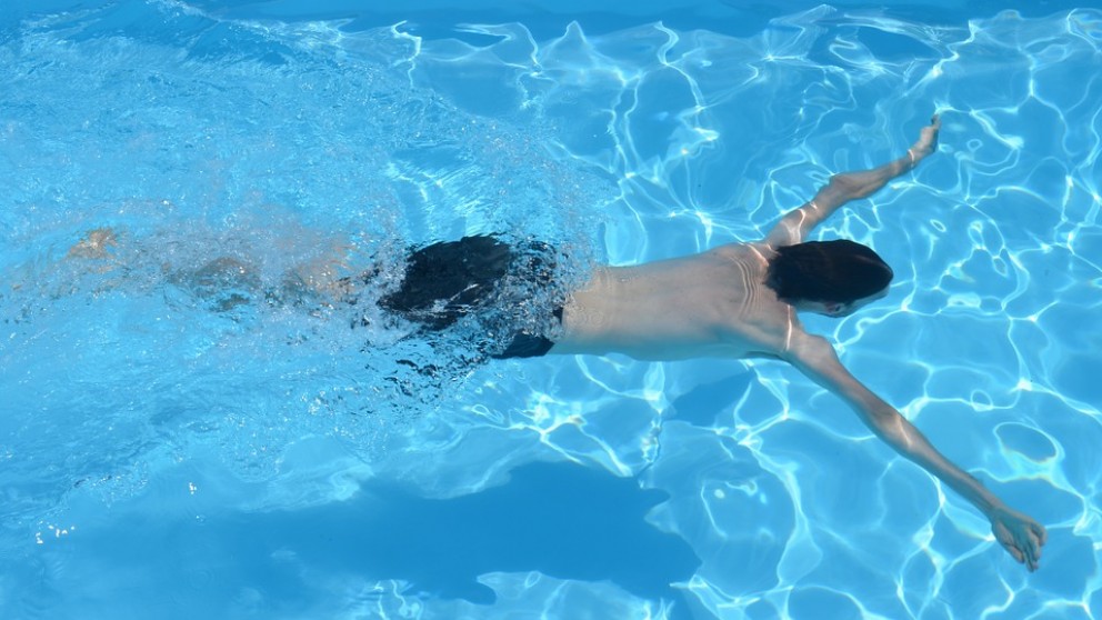 Corso di nuoto libero in piscina